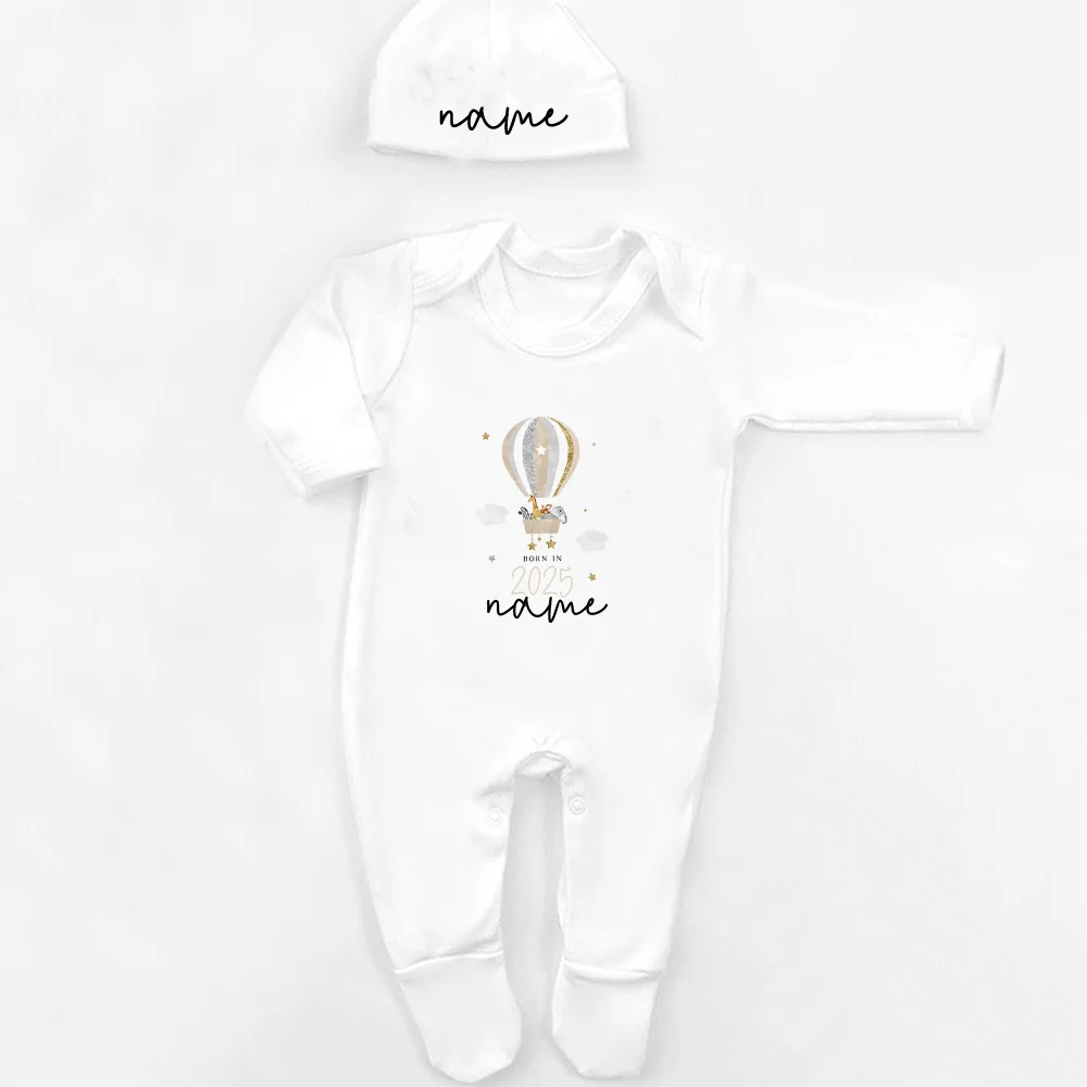 Personalisierter Schlafanzug, neues Baby-Geschenk, Safari-Babygrow, geboren im Jahr 2025, Geschenk zum Ausgehen, Outfit, individueller Baby-Strampler und Mütze
