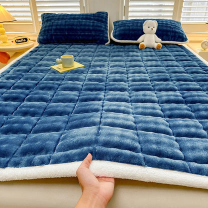 Warm Mattress Topper Quilted Bed Mat Cover Velvet Bed Linen Plush Mattress Protection Pad Матрасы Для Кровати (No Pillowcase).
