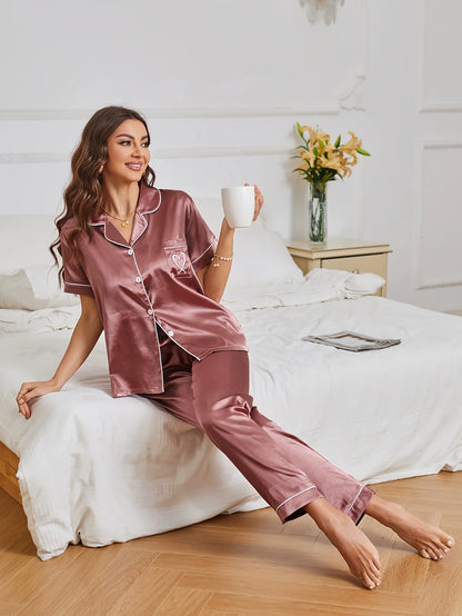Pyjama-Set aus Satin mit Herz-Stickerei, lässig, kurzärmelig, Knopfleiste, Reverskragen, Oberteil und Hose, Damen-Nachtwäsche