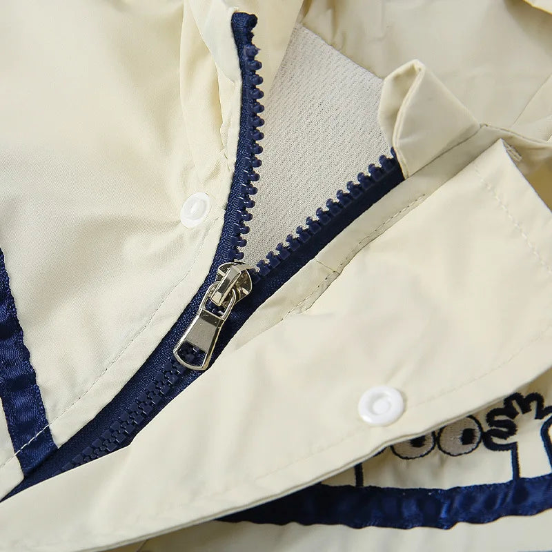 2025 Herbst winddichter Babyspielanzug für Neugeborene, Farbblock, Druckknopf, Kapuze, einteilig, 0–2 Jahre, Säuglings-Outdoor-Regenmantel-Overall.