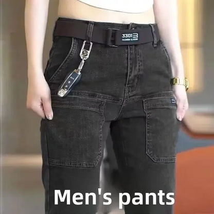 Elastische Herrenjeans, lässig, lockere Passform, mehrere Taschen, sechs Taschen, vielseitig, stilvoll, trendig, lockere Hose, männliches Modell.