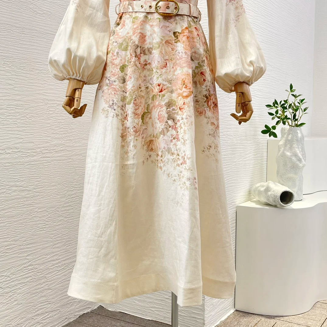 Schwarzes Leinen-Midikleid mit Rokoko-Blumendruck, langen Ärmeln und hoher Taille.