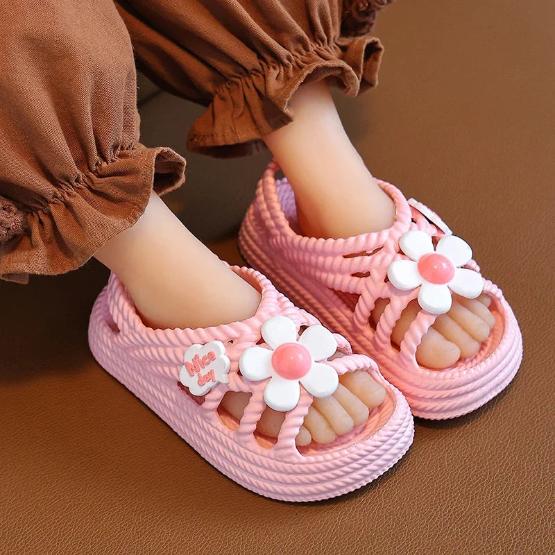 2025 New Children's Slippers Summer Girls and Boys Bathroom Home Anti slip Beach Shoes Soft Soled Baby Sandals.