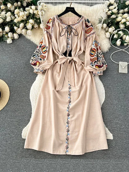 Frauen Frühling Herbst Kleid Vintage Ethnischen Stil Laterne Langarm Bestickt Rundhals Schlank A-linie Baumwolle Leinen Kleid D4930.