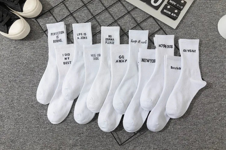 Simple European and American street letters white men's and women's socks sports hip hop college style socks.