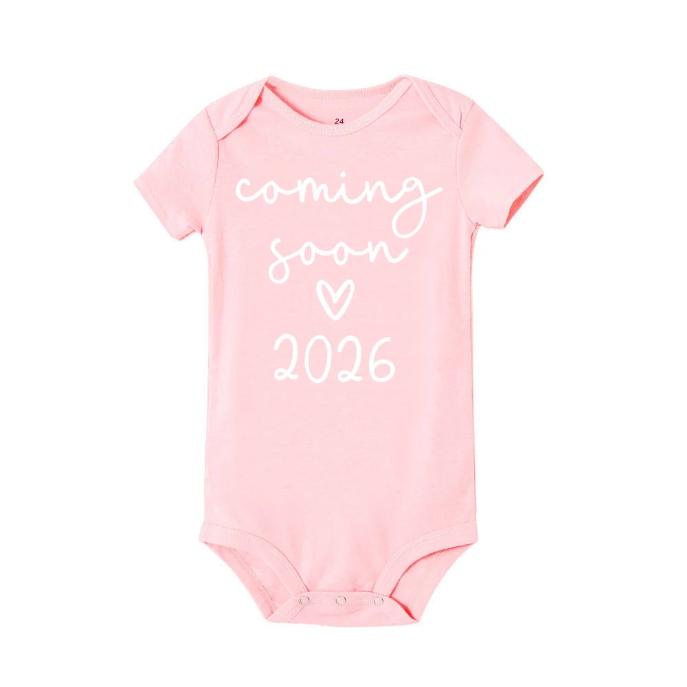 Bald 2026 Baby-Ankündigungskleidung für Neugeborene, Sommer-Bodys für Jungen und Mädchen, Strampler für Schwangere, enthüllt Kleidung.