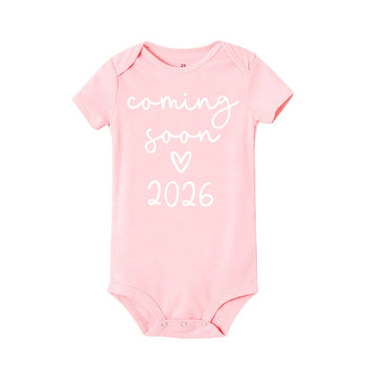 Bald 2026 Baby-Ankündigungskleidung für Neugeborene, Sommer-Bodys für Jungen und Mädchen, Strampler für Schwangere, enthüllt Kleidung.