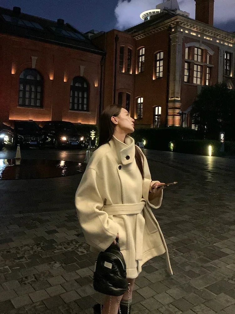 MiiiiX Lässiger Stehkragen, lockerer Wollmantel, mittellang, vielseitige Jacke, Schnür-Taille, Oberbekleidung, 2024, Herbst-Damenkleidung.