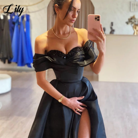 Schwarzes Lilien-Abschlussballkleid, schulterfreies Ballkleid, herzförmiger A-Linien-Satin-Partykleid mit Falten, seitlicher Schlitz, SAVE PERSONADE, individuell gestaltet.