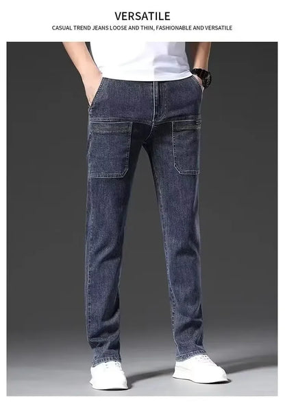 Elastische Herrenjeans, lässig, lockere Passform, mehrere Taschen, sechs Taschen, vielseitig, stilvoll, trendig, lockere Hose, männliches Modell.