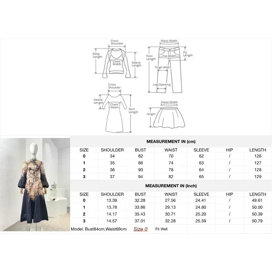 Schwarzes Leinen-Midikleid mit Rokoko-Blumendruck, langen Ärmeln und hoher Taille.