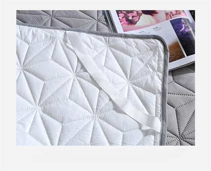 Sandwich Cotton Quilted Waterproof Bed Pad Elderly and Children Bed Protectors Pads Non-slip Anti Dust Skin-friendly Bed Cover.