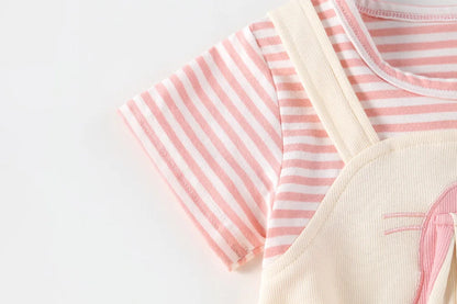 2024 Sommer Baby Mädchen Kleidung niedlichen Hasen falsch zweiteiligen Bodysuit Kleinkind Streifen Patchwork einteilige Kleidung.