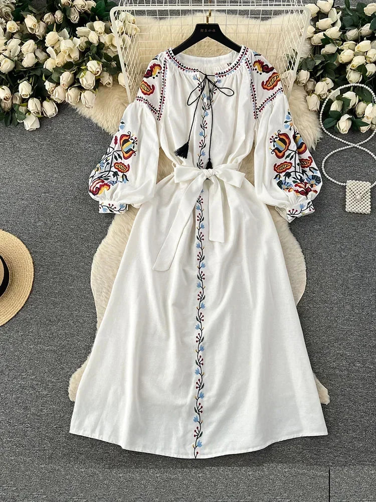 Frauen Frühling Herbst Kleid Vintage Ethnischen Stil Laterne Langarm Bestickt Rundhals Schlank A-linie Baumwolle Leinen Kleid D4930.
