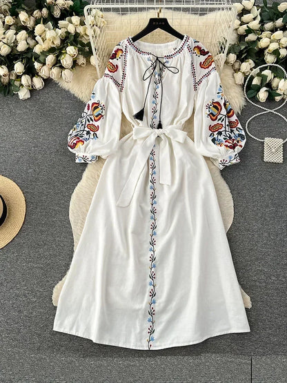 Frauen Frühling Herbst Kleid Vintage Ethnischen Stil Laterne Langarm Bestickt Rundhals Schlank A-linie Baumwolle Leinen Kleid D4930.