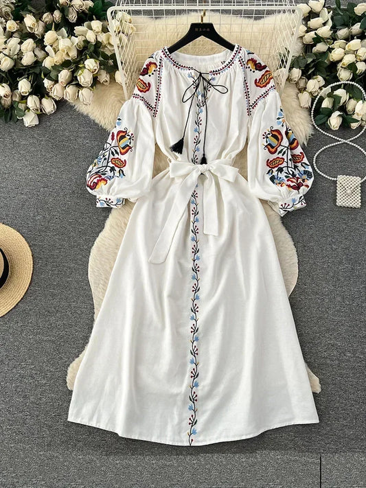 Frauen Frühling Herbst Kleid Vintage Ethnischen Stil Laterne Langarm Bestickt Rundhals Schlank A-linie Baumwolle Leinen Kleid D4930.