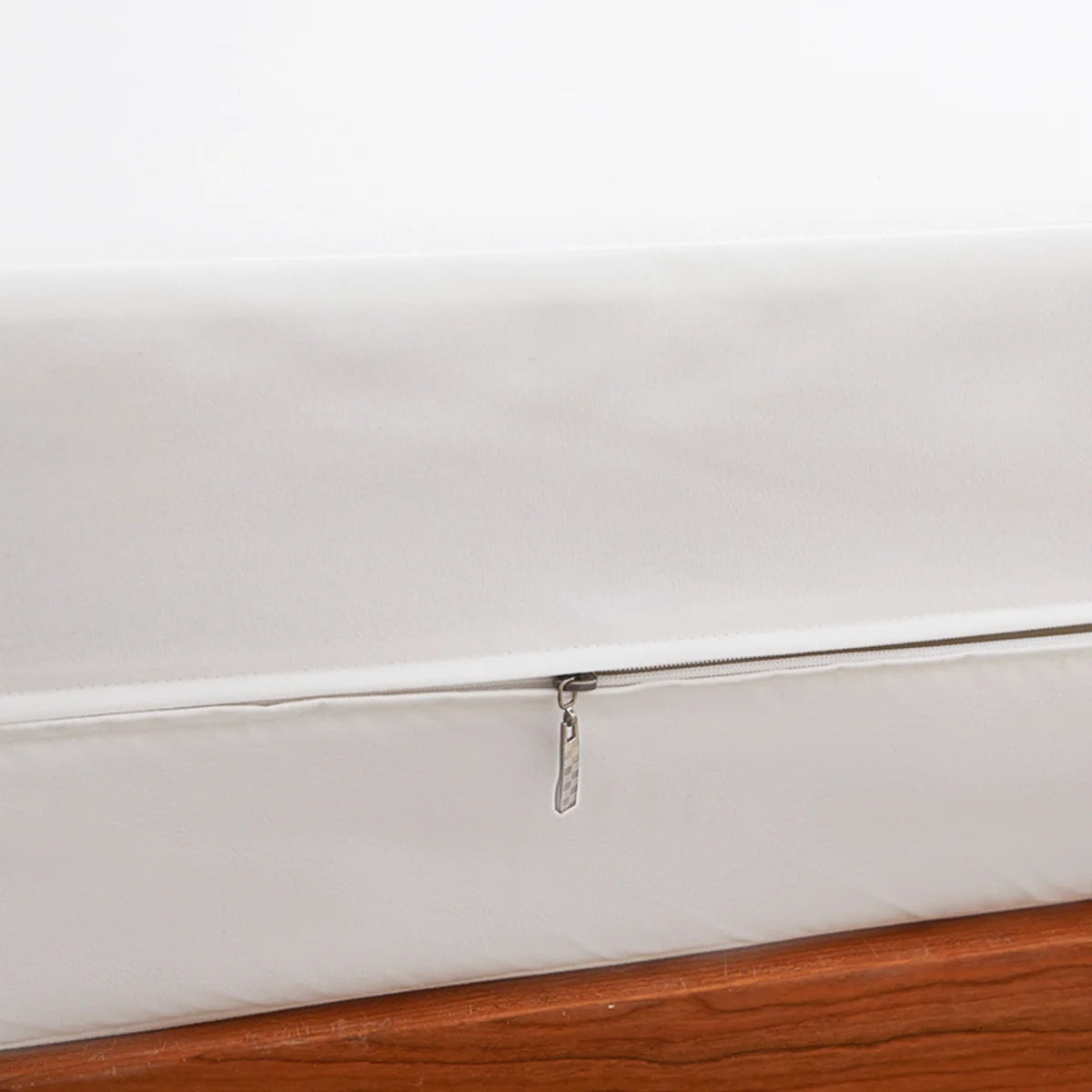 Waterproof Mattress Protector with Zipper Soft & Breathable Noiseless Mattress Cover for Single or Double Bed, Queen/King Size.