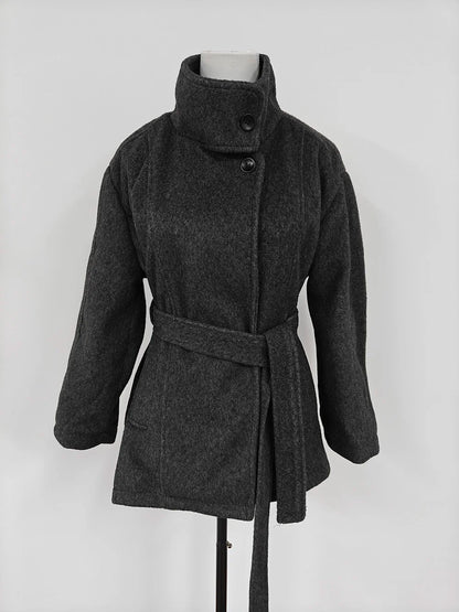 MiiiiX Lässiger Stehkragen, lockerer Wollmantel, mittellang, vielseitige Jacke, Schnür-Taille, Oberbekleidung, 2024, Herbst-Damenkleidung.