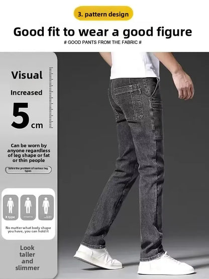 Elastische Herrenjeans, lässig, lockere Passform, mehrere Taschen, sechs Taschen, vielseitig, stilvoll, trendig, lockere Hose, männliches Modell.