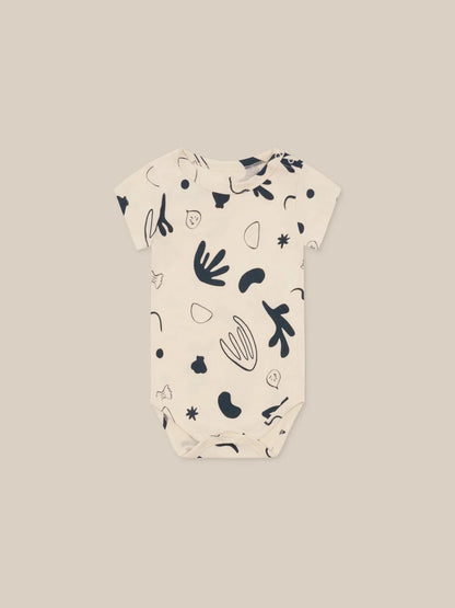 Babyanzug 2025, neuer süßer Baby-Kurzarm-Dreieckstaschen-Furz-Overall im Instagram-Stil für drinnen und draußen.