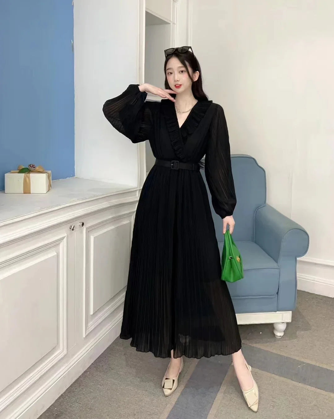 2023 neue Frühling Herbst Frauen Rüschen V-ausschnitt Langarm Gürtel Dünne Lange Kleid Hohe Qualität Mode Big Hem Chiffon Plissee Kleid.