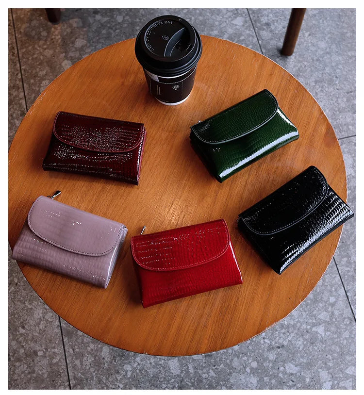 Magnetic Clasp Short Ladies Genuine Leather Wallet 2025 New Alligator Cow Leather Purse Woman RFID Card Holder Mini Clutch.