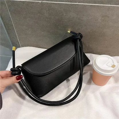 Internet celebrity retro small bag for women in autumn and winter, new trendy crossbody bag, fashionable one shoulder small bag.