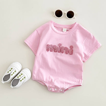 INS Sommer Neue Baby Body Neugeborenen Kleidung Jungen Mädchen Baumwolle Dreieck Strampler Plüsch brief Kurzarm Infant 0-18M.