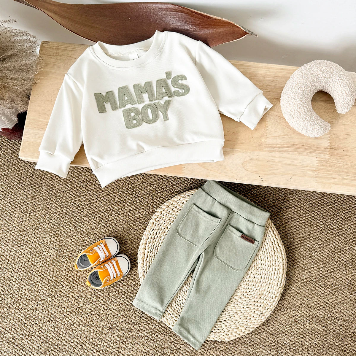 2025 Baby Jungen Kleidung MAMA'S JUNGE Sets Herbst Baby Mädchen Kleinkind Outfit Sweatshirt Top Hosen 2 Stücke Langarm Winter warme Säuglingsanzug.