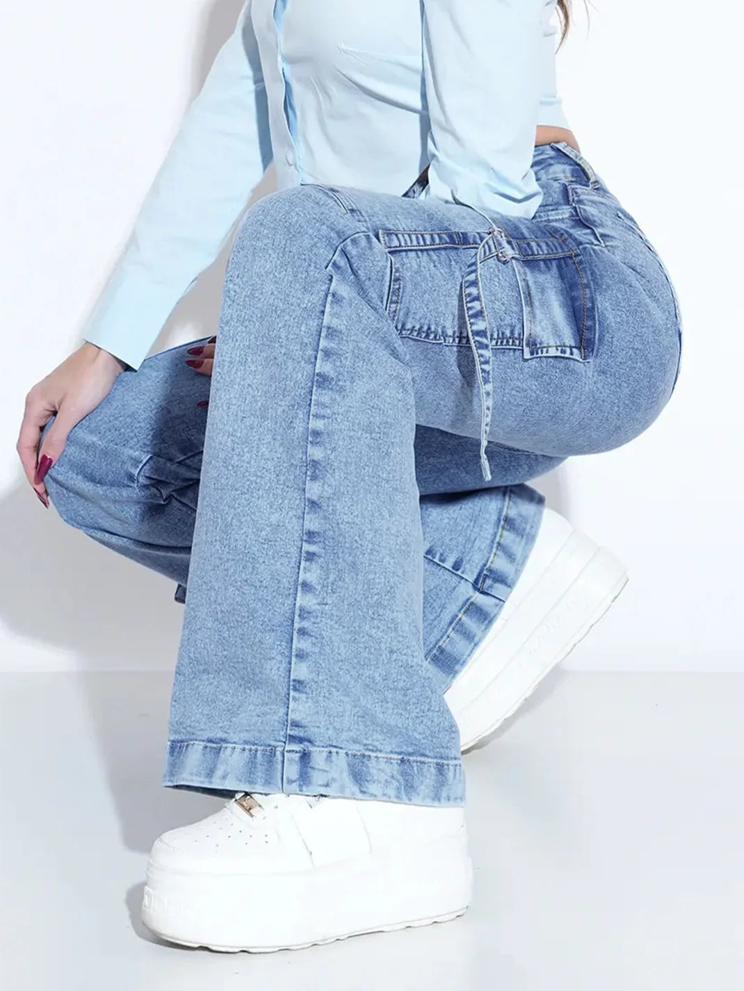 Women's Washed Utility Jeans with Multiple Pockets - Stylish and Practical Denim Pants for Everyday Wear.