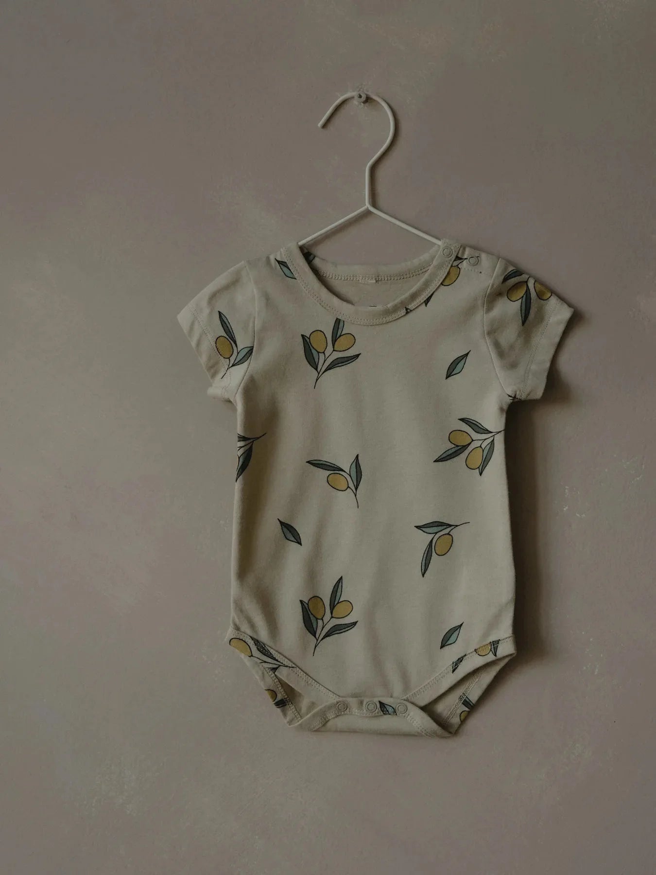 Babyanzug 2025, neuer süßer Baby-Kurzarm-Dreieckstaschen-Furz-Overall im Instagram-Stil für drinnen und draußen.