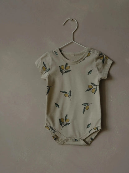 Babyanzug 2025, neuer süßer Baby-Kurzarm-Dreieckstaschen-Furz-Overall im Instagram-Stil für drinnen und draußen.