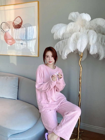 Verdickte warme Nachtwäsche für den Winter, Korallensamt, lockerer Loungewear-Pyjama mit weitem Bein, 2-teiliges Set, gestreifte Damen-Nachtwäsche.