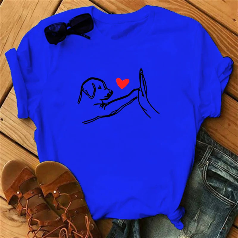 Fun dog fist-clapping and heart-shaped pattern women's T-shirt, stylish summer round-neck top, casual short-sleeved shirt.