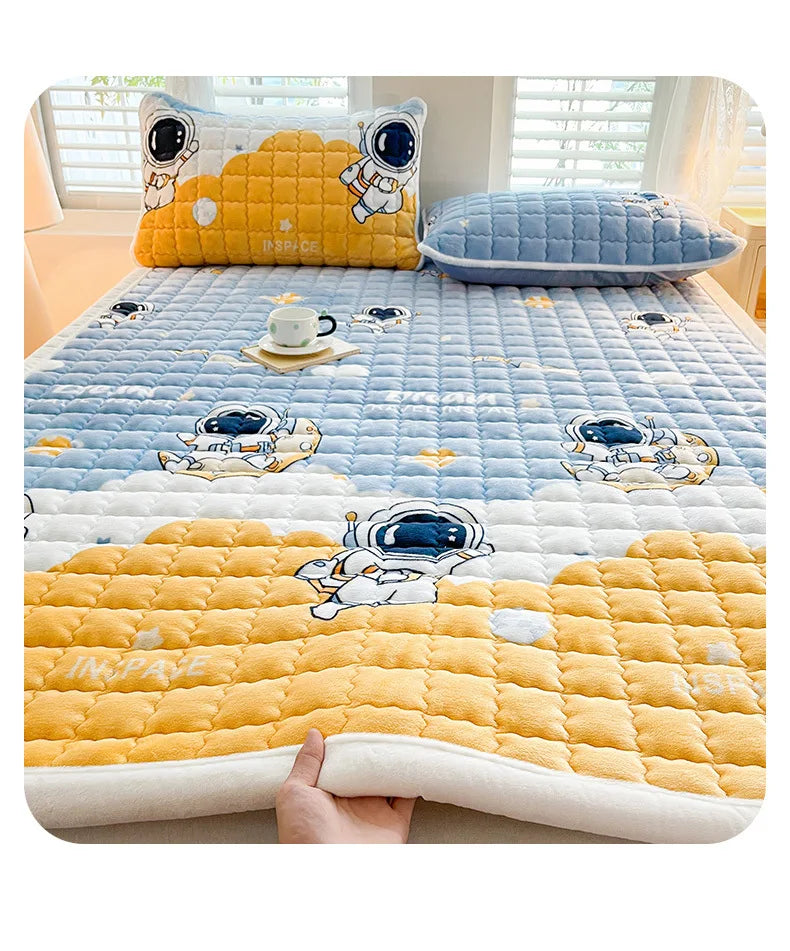 Winter Milk Velvet Mattress Toppers Thicken Quilted Bedsheet Student Bedspreads Washable Mattress Cover Queen Bedding Coverlets.