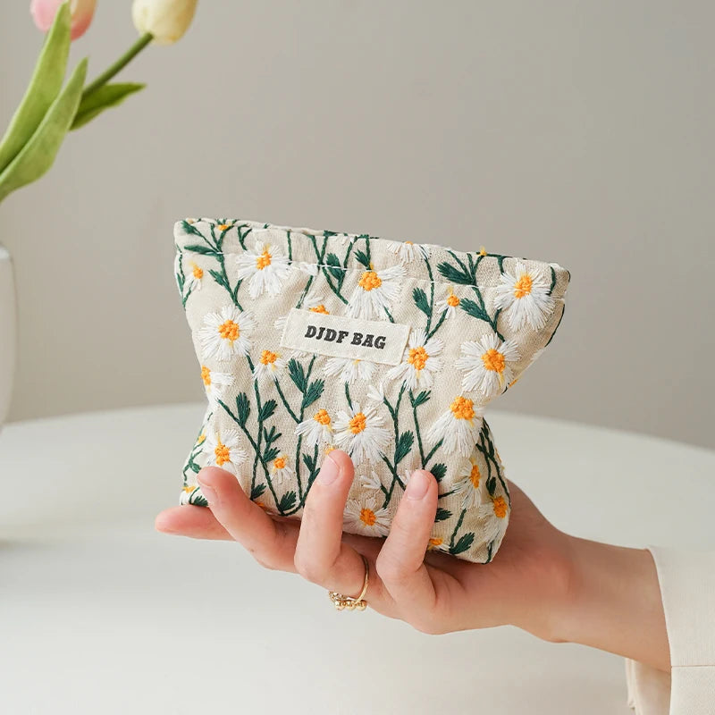 White Embroidery Daisy Women's Makeup Bag Portable Coin Purse Key Case Cosmetics Lipstick Storage Bag Commuter Liner Bag Ins.