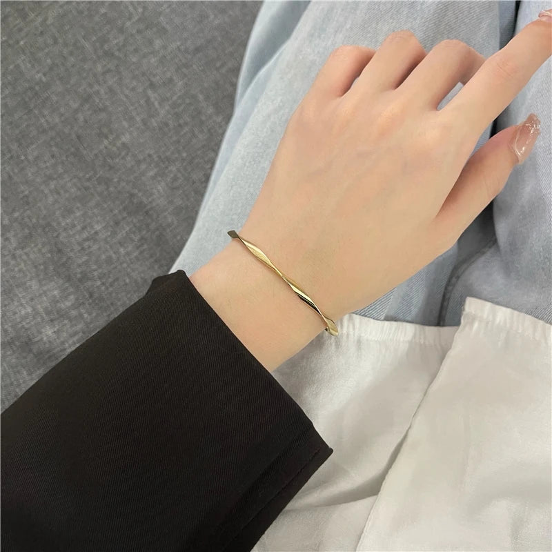 Golden Charm Bangles for Women Minimalism Fashion Twisted Couple Cuff Bracelet 2023 New Trendy Jewelry Girls Wedding Gift.