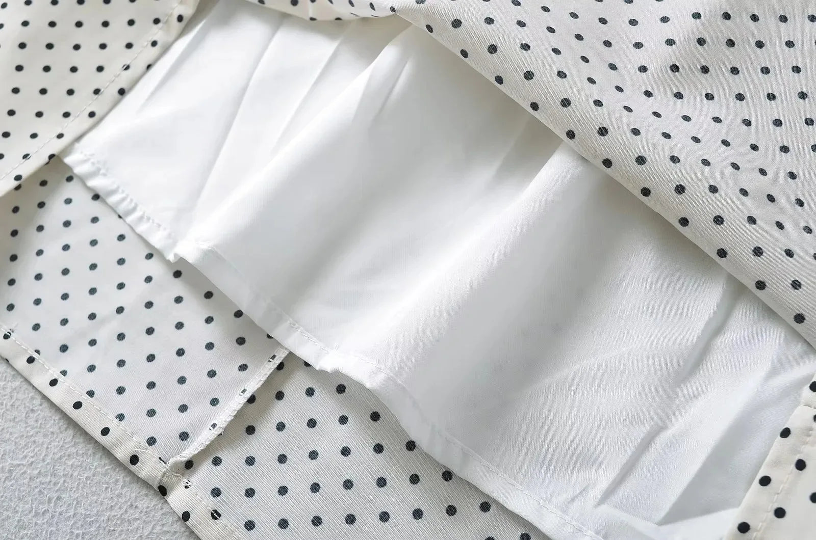 Luxus-Kleider für Damen, 2022, Sommer, kurzes Kleid, sexy, französisches Minikleid, kurzes Puffärmel-Minikleid mit Schleifendetail, Punktedruck.