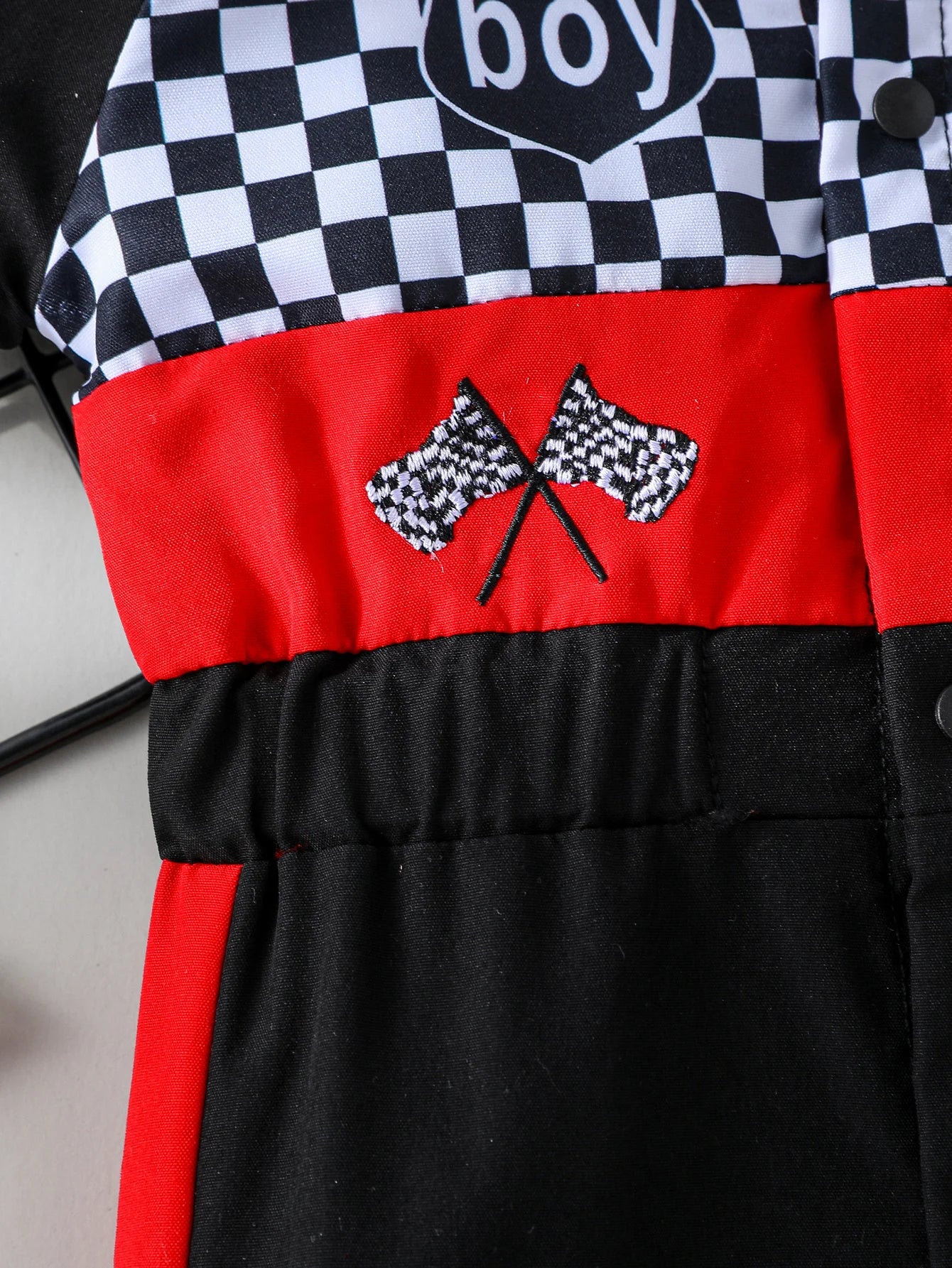 Styling-Anzug für Neugeborene, Mini-Racer-Outfit mit gesticktem Stehkragen und Denim-Overall mit Reißverschluss.