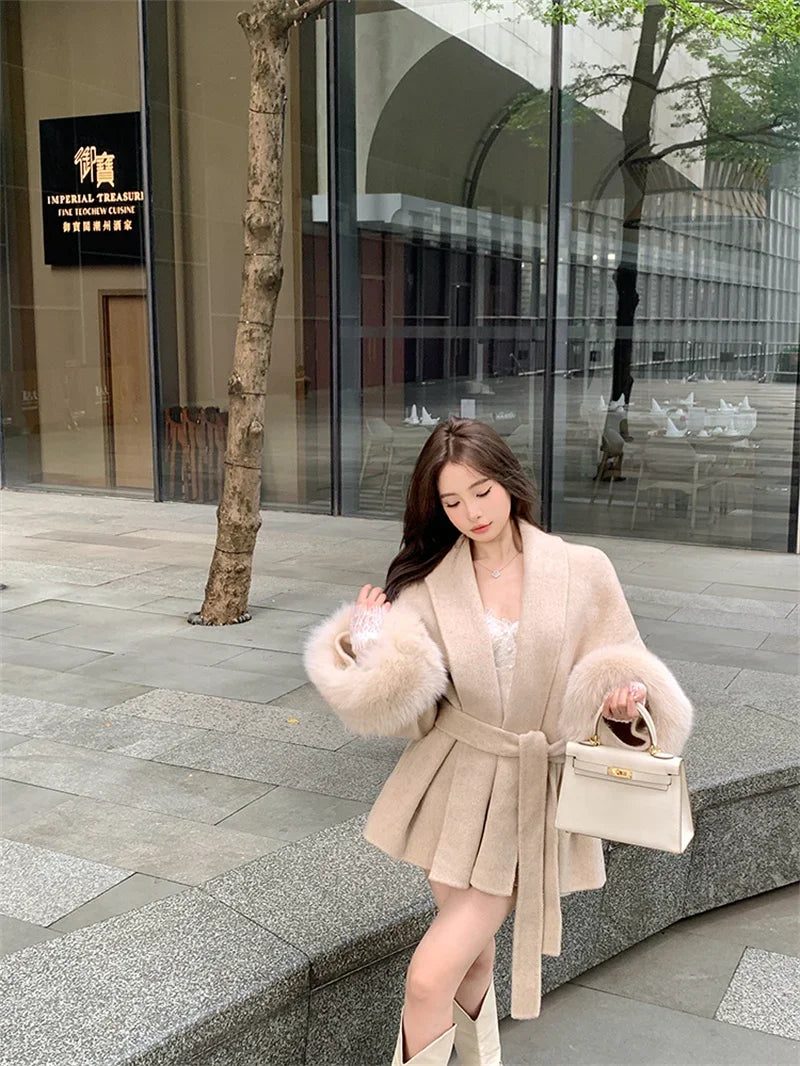 Grauer Wollmantel mit Krawatten-Taillenkollektion für Damen im Herbst und Winter 2024, neuer langärmeliger, lockerer High-End-Cape-Mantel, mittellanges Oberteil