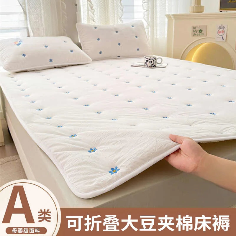 Removable Mattress Protector Thin Lightweight Bed Cover Fits All Sizes Easy to Clean.
