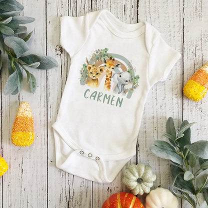Personal isierte Baby Bodysuit Regenbogen Tier mit Namen Säugling Overalls Neugeborenen Wild One Outfits Stram pler Baby Geburtstag Dusche Geschenke