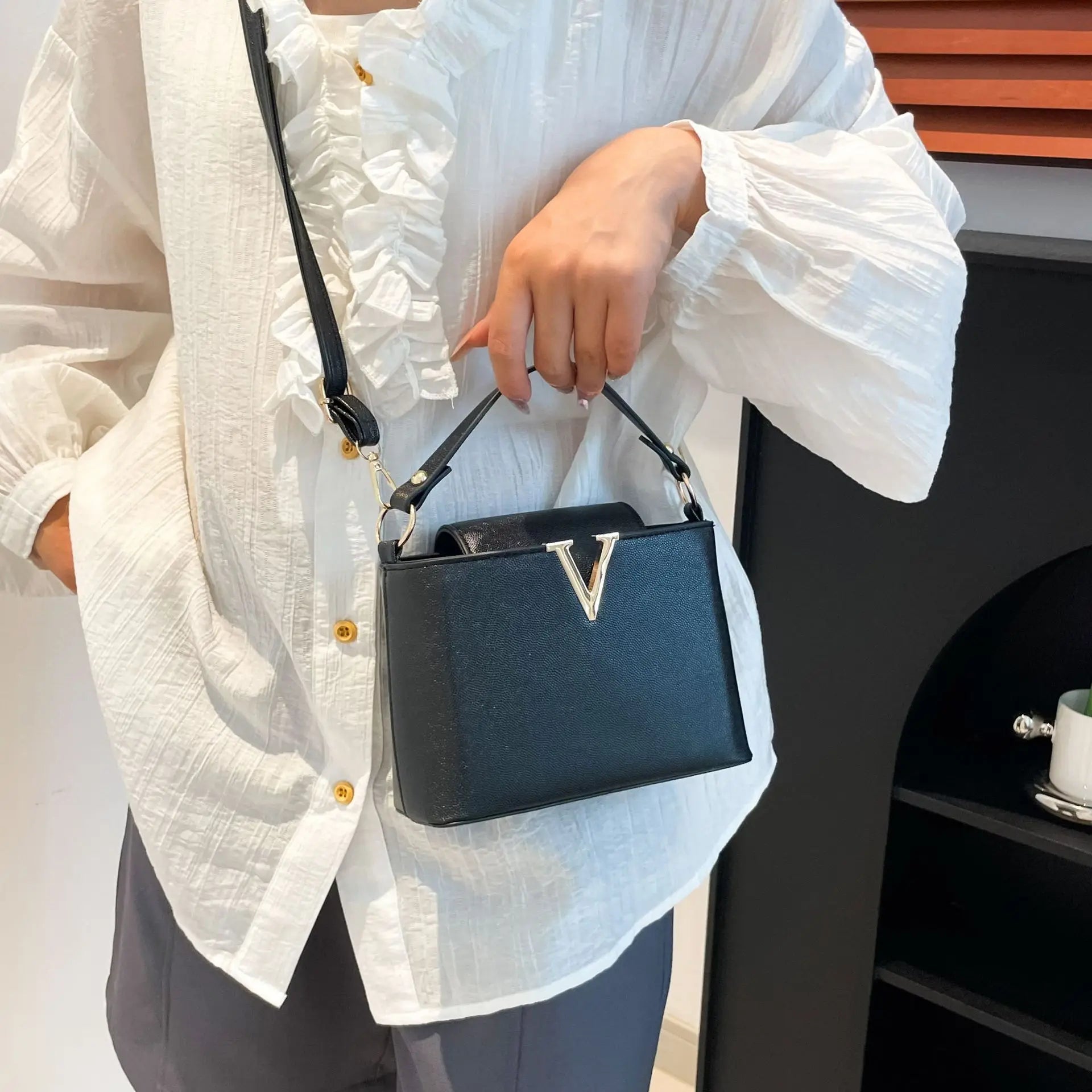 Luxury Women's Tote Bag, Chic V Shaped Stylish Pu Leather Bucket Bag, Top Cover Handbag Women Shoulder Crossbody Bag for Woman.