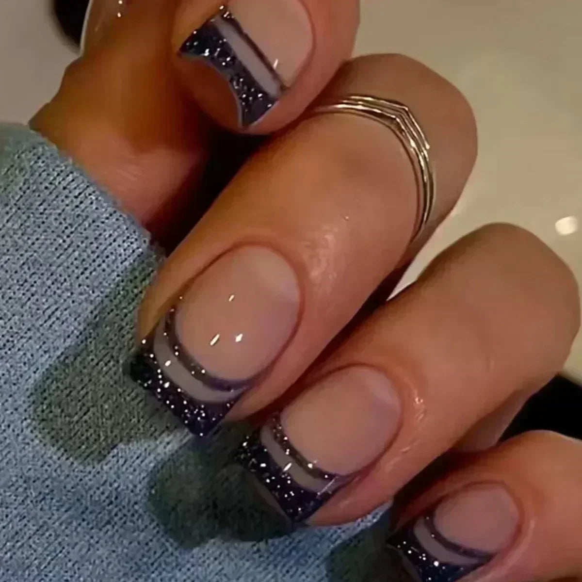 24Pcs Medium Short Square False Nails Glittering Nail Art White Wearable Fake Nail Silver French Full Cover Press on Nail Tips.