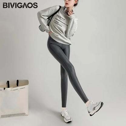 BIVIGAOS Herbst Neue Enge Stretch Leder Hosen Frauen Sharkskin Hohe Taille Spleißen PU Leder Fleece Sexy Leggings Winter Warm