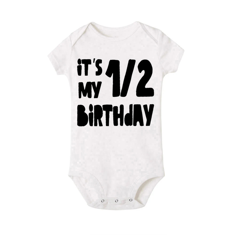 Ein halber Geburtstags-Body. Halbes Geburtstags-Shirt, 1/2 halber Geburtstags-Einteiler, halbe Geburtstags-Outfits für Jungen, geschlechtsneutrales Baby-Geschenk.