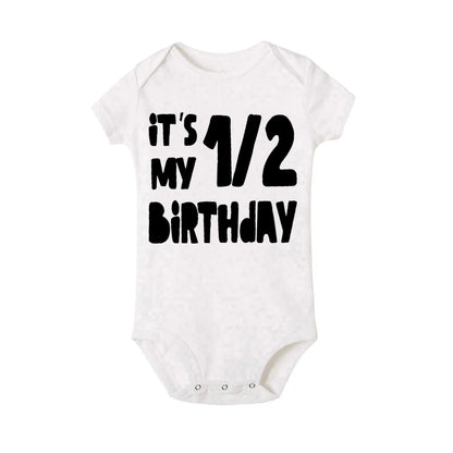 Ein halber Geburtstags-Body. Halbes Geburtstags-Shirt, 1/2 halber Geburtstags-Einteiler, halbe Geburtstags-Outfits für Jungen, geschlechtsneutrales Baby-Geschenk.