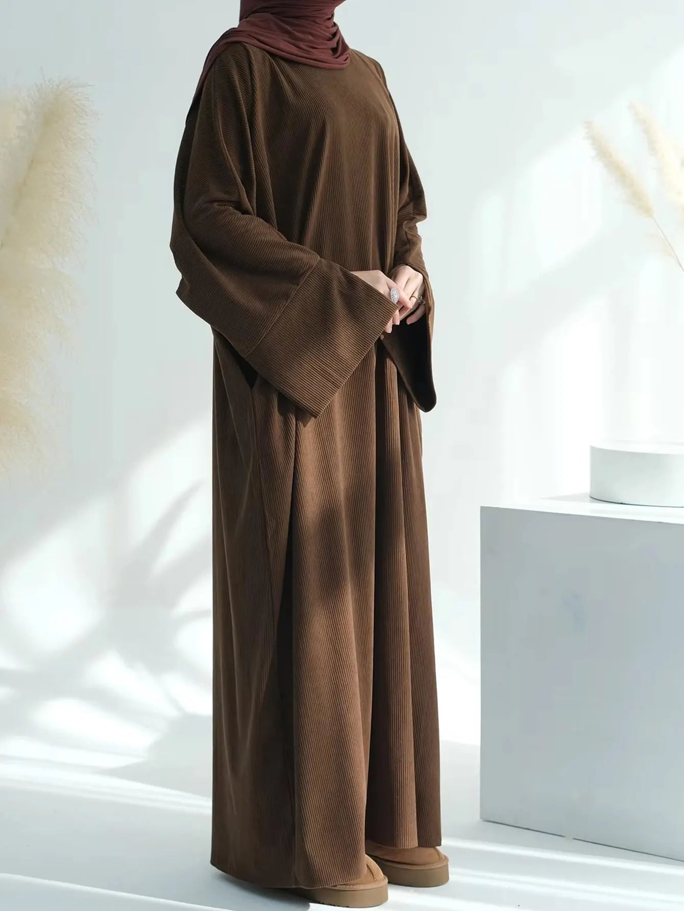 2025 New Arrival Turkey Dubai Muslim Winter Abaya Corduroy Women Closed Abaya Loose Daily Wear Muslim Long Winter Dress.