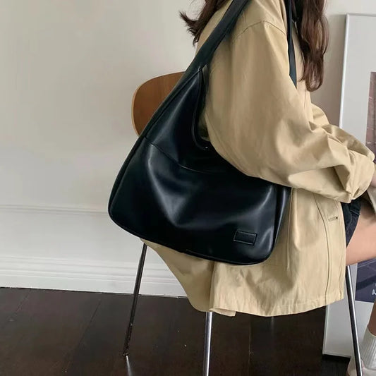 Large capacity tote bag, new black leather simple casual commuting women's bag, fashionable and versatile single shoulder bag.