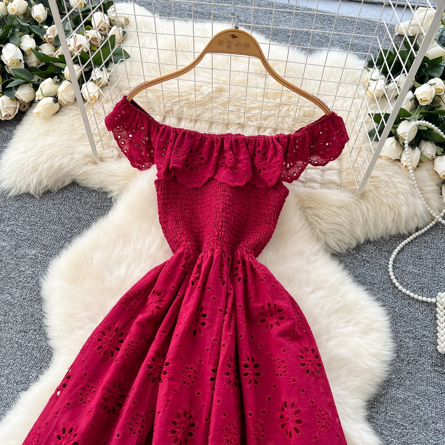 SINGREINY Schickes, ausgehöhltes Kleid mit Stickerei, Rüschen, Spleiß, schulterfrei, elastisch, gerüscht, schlank, 2025, solides, sanftes, langes Urlaubskleid